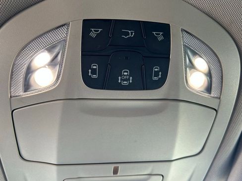 Used 2022 Chrysler Pacifica Touring-L image 36