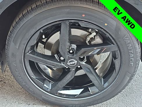 Used 2023 Nissan Ariya AWD image 12