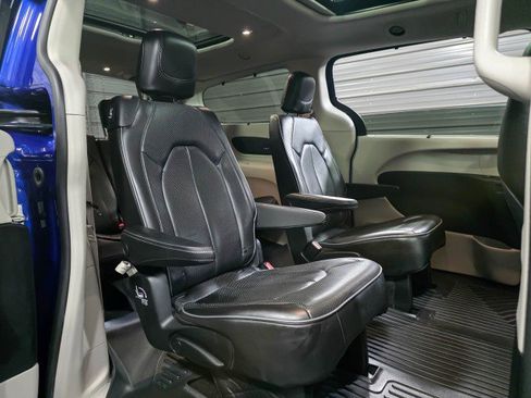 Used 2020 Chrysler Pacifica Limited image 22