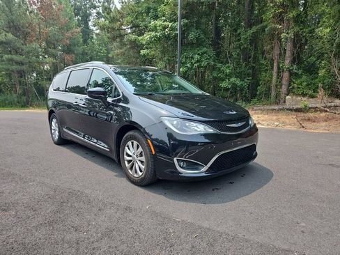 Used 2018 Chrysler Pacifica Touring-L FWD image 3
