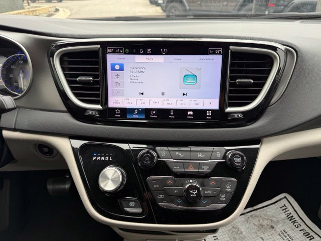 Used 2023 Chrysler Pacifica Touring-L FWD image 16