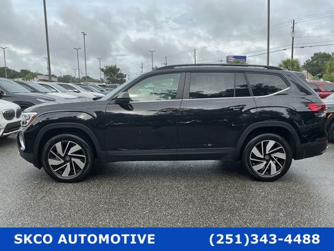 Used 2025 Volkswagen Atlas SE FWD image 2