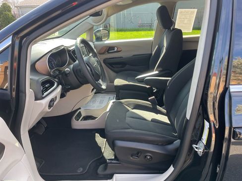 Used 2023 Chrysler Voyager LX FWD image 12