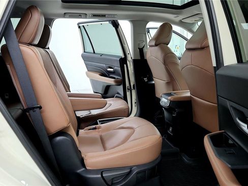 Used 2024 Toyota Grand Highlander Platinum image 18