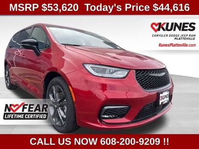 New 2026 Chrysler Pacifica Select w/ S Appearance Package