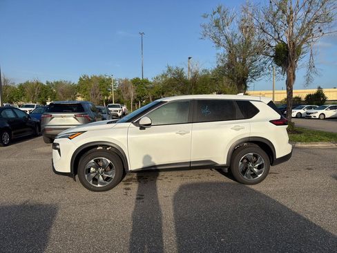 Used 2025 Nissan Rogue SV image 2