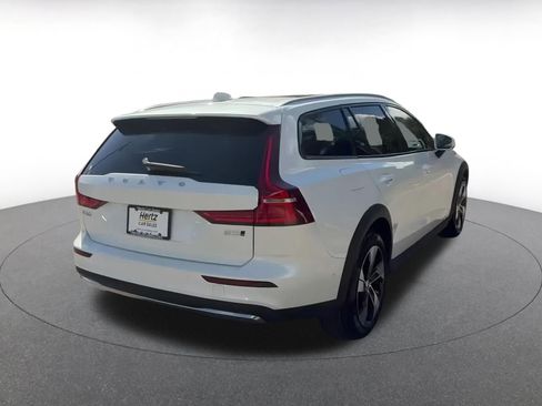 Used 2025 Volvo V60 B5 Cross Country Plus image 12