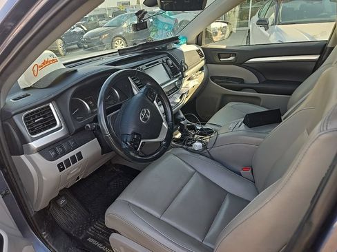 Used 2019 Toyota Highlander XLE AWD/4WD image 10