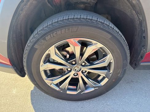 Used 2022 Toyota RAV4 XLE Premium image 6