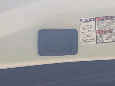 Used 2018 Toyota RAV4 Platinum FWD image 21