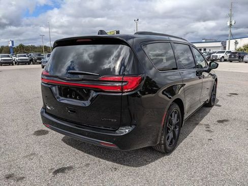 Used 2025 Chrysler Pacifica Limited image 4