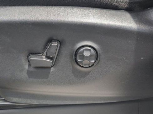 Used 2023 Chrysler Pacifica Touring-L image 14