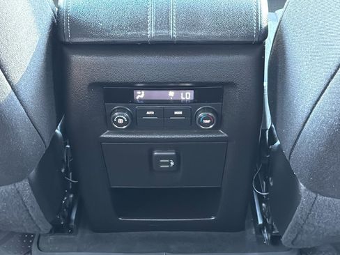 Used 2023 Chevrolet Traverse LT image 16