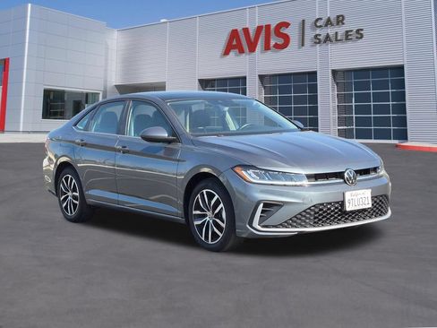 Used 2025 Volkswagen Jetta SE FWD image 3
