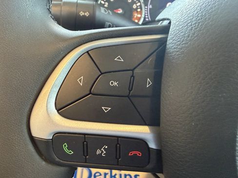 Used 2018 Jeep Renegade Latitude w/ Popular Equipment Group FWD image 18