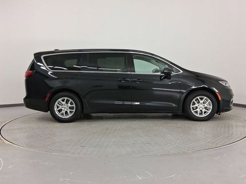 Used 2023 Chrysler Pacifica Touring-L image 8