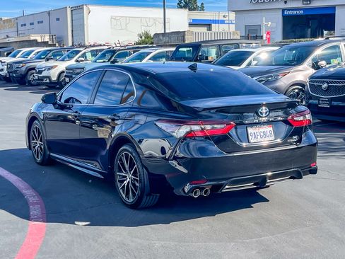 Used 2022 Toyota Camry SE image 2