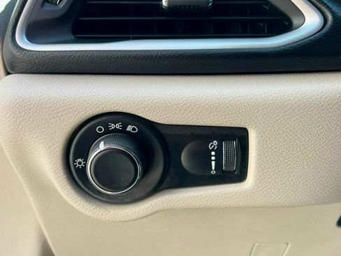 Used 2020 Chrysler Voyager L FWD image 33