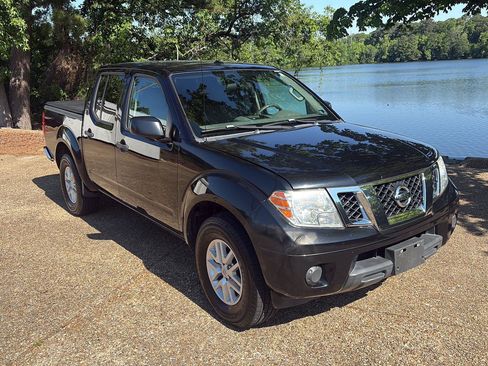 Used 2017 Nissan Frontier SV RWD image 2