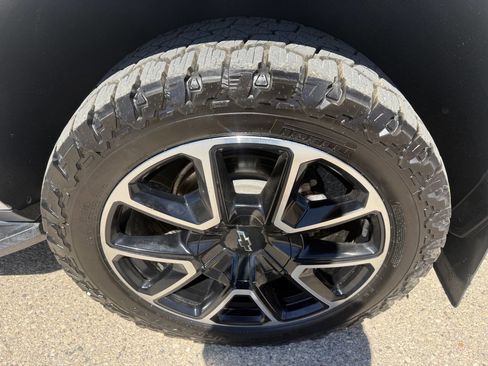 Used 2022 Chevrolet Suburban RST w/ Sport Performance Package image 12