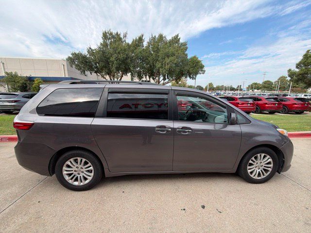 Used 2016 Toyota Sienna XLE FWD image 2