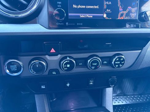 Used 2017 Toyota Tacoma TRD Sport w/ Tow Package (A/T) image 32