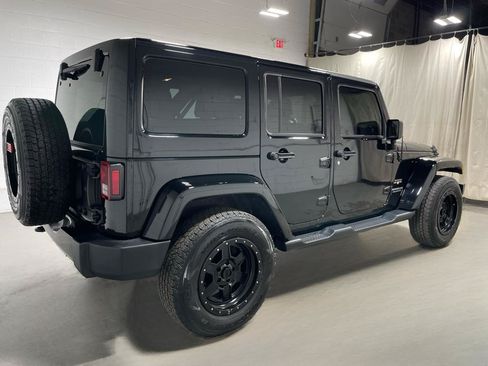 Used 2017 Jeep Wrangler Unlimited Sahara w/ Dual Top Group AWD/4WD image 4
