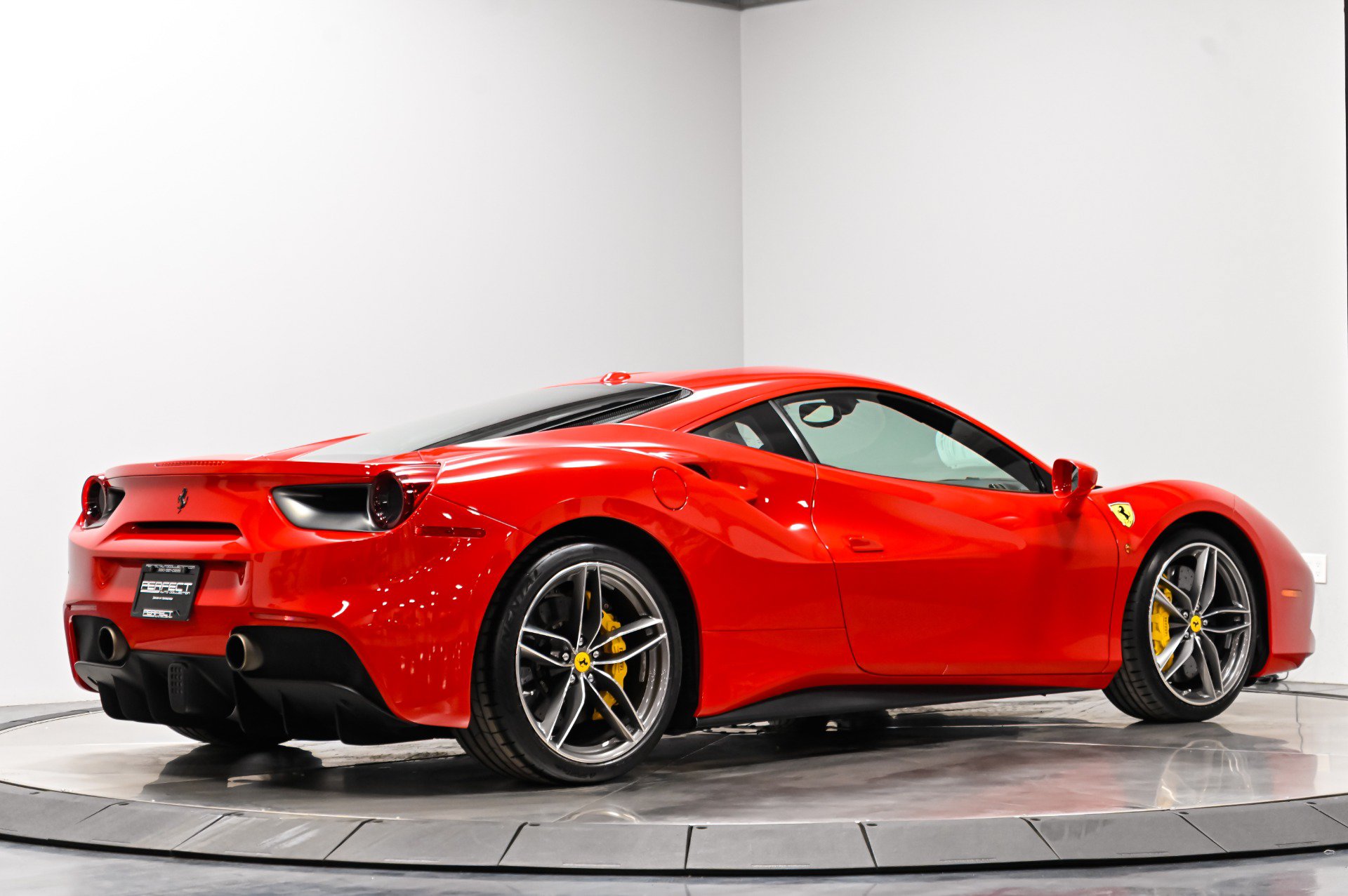 Used 2018 Ferrari 488 GTB RWD image 13
