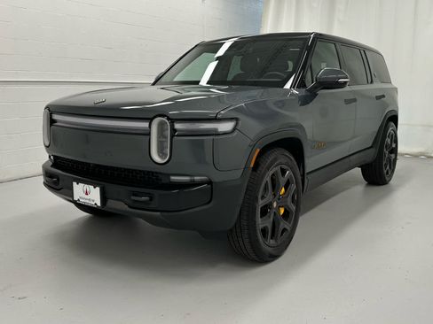 Used 2025 Rivian R1S Premium AWD/4WD image 4