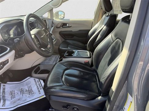 Used 2022 Chrysler Pacifica Touring-L image 9