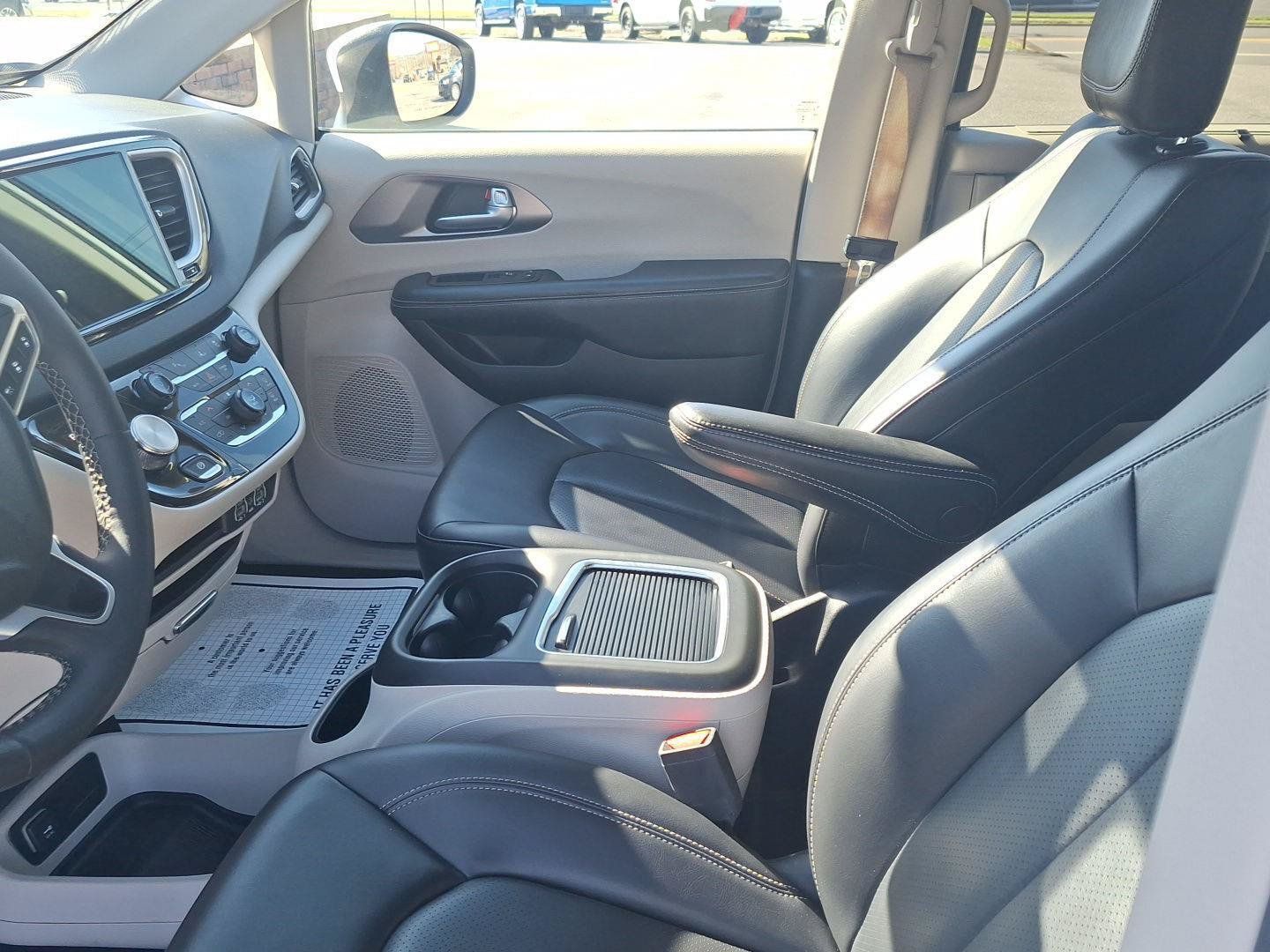 Used 2023 Chrysler Pacifica Touring-L FWD image 10