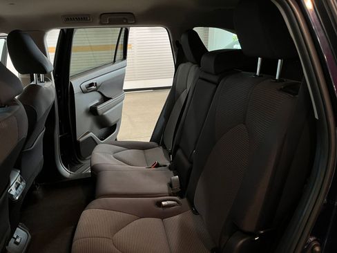 Used 2025 Toyota Highlander LE FWD image 41