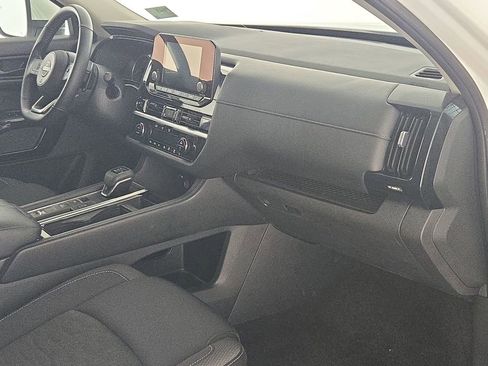 Used 2025 Nissan Pathfinder SV FWD image 33