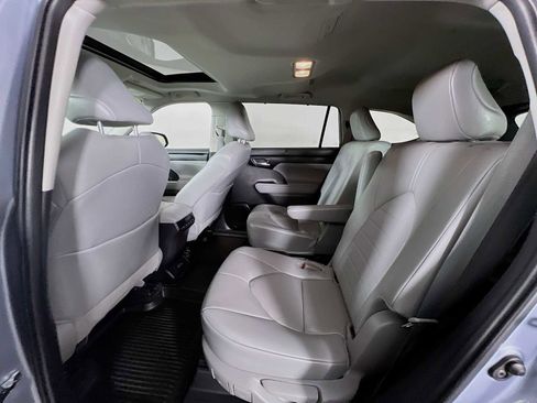 Used 2024 Toyota Highlander XLE image 25