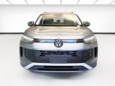 Used 2025 Volkswagen Tiguan SE FWD image 2