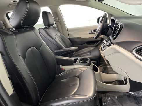 Used 2023 Chrysler Pacifica Touring-L image 23