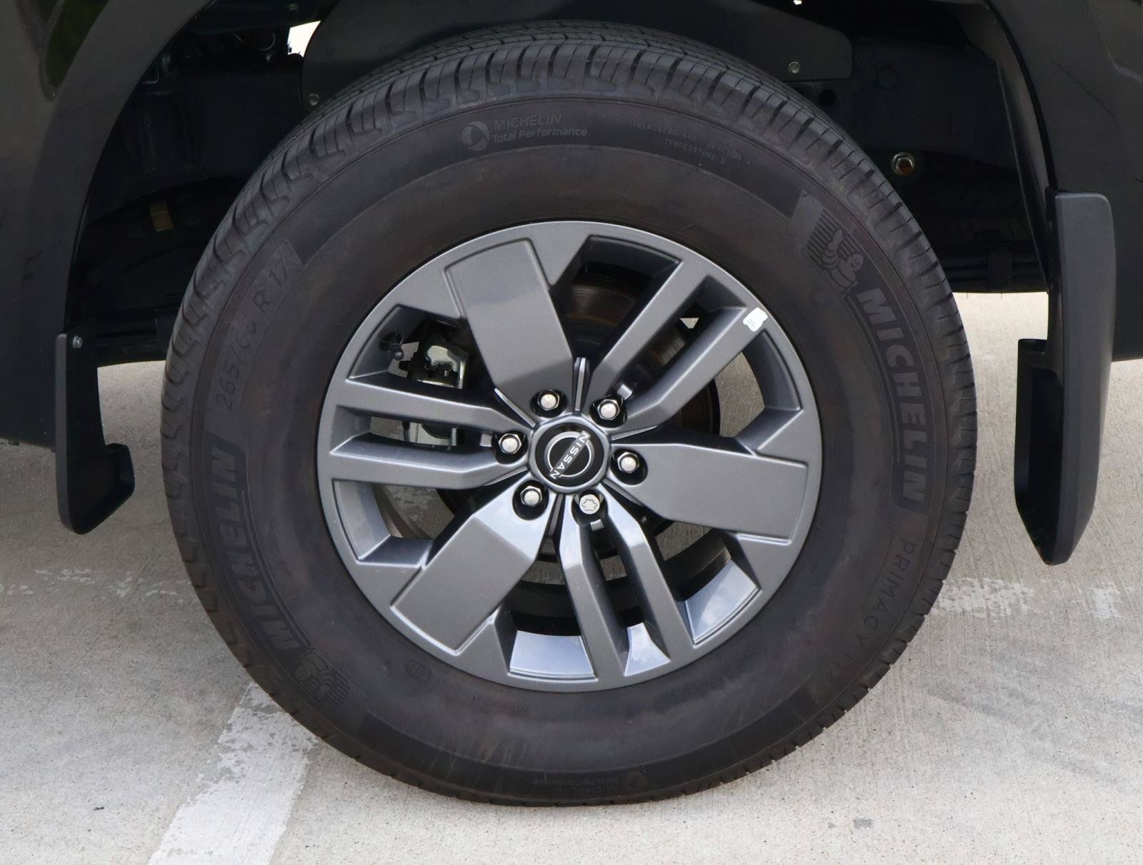 Used 2025 Nissan Frontier SV w/ SV Convenience Package RWD image 9