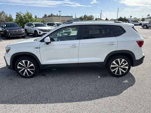 Used 2024 Volkswagen Taos SE FWD image 11