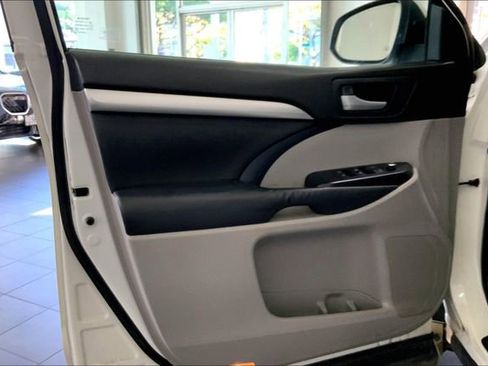 Used 2014 Toyota Highlander XLE FWD image 10