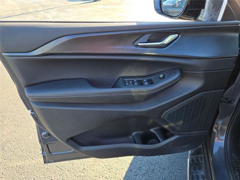 New 2025 Jeep Grand Cherokee Altitude image 22