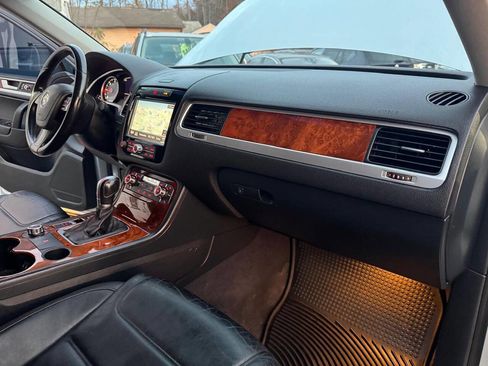 Used 2014 Volkswagen Touareg TDI image 26