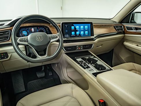 Used 2024 Volkswagen Atlas SE w/ Black Wheel Package FWD image 30