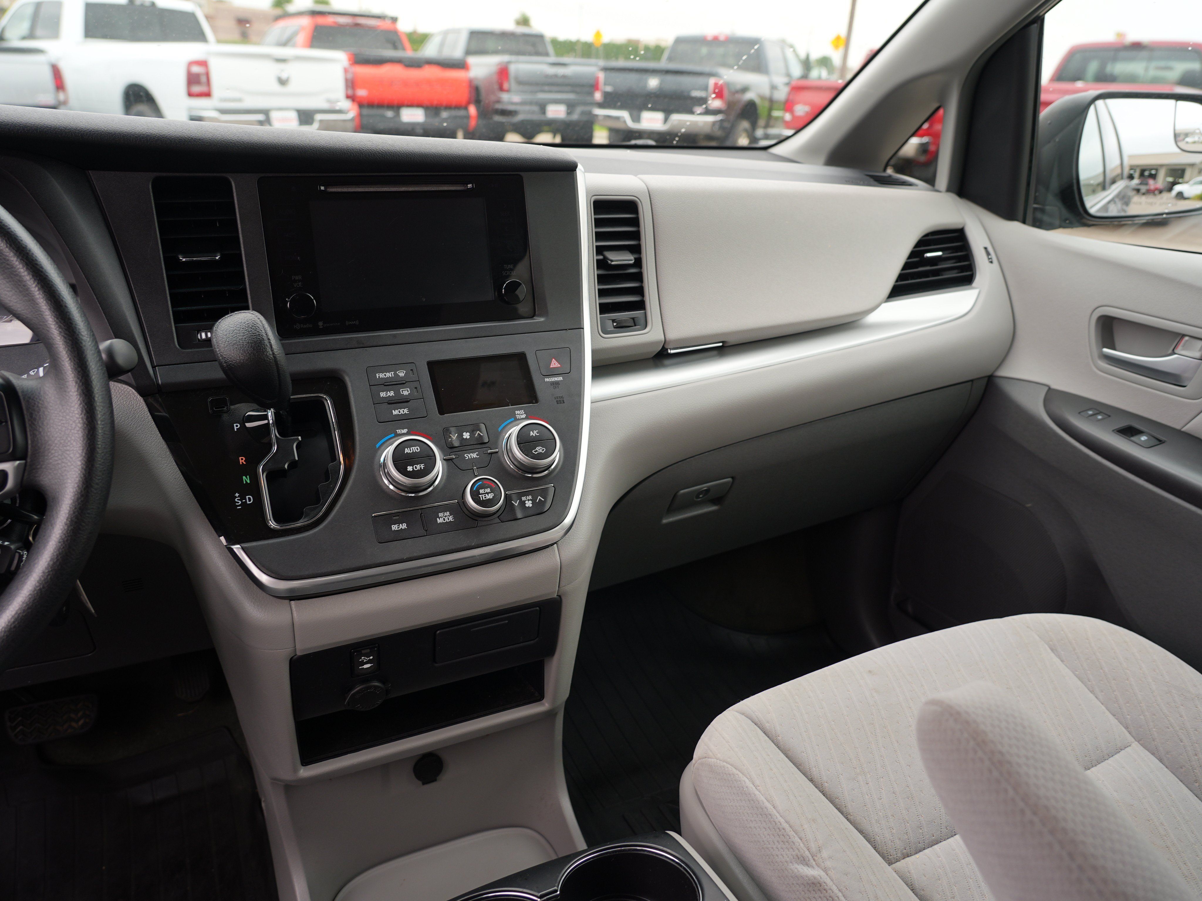Used 2017 Toyota Sienna LE AWD/4WD image 19