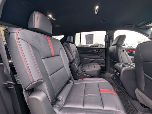 Used 2025 Chevrolet Traverse RS image 46