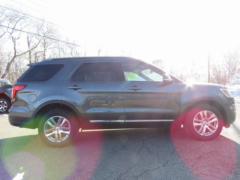 Used 2018 Ford Explorer XLT w/ Equipment Group 202A image 4