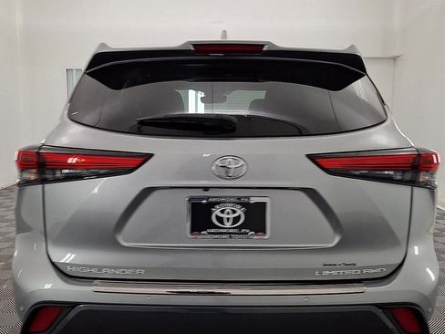 Used 2023 Toyota Highlander Limited image 3