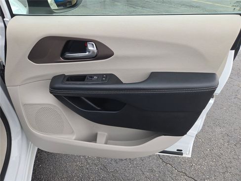 Certified 2023 Chrysler Voyager LX FWD image 6