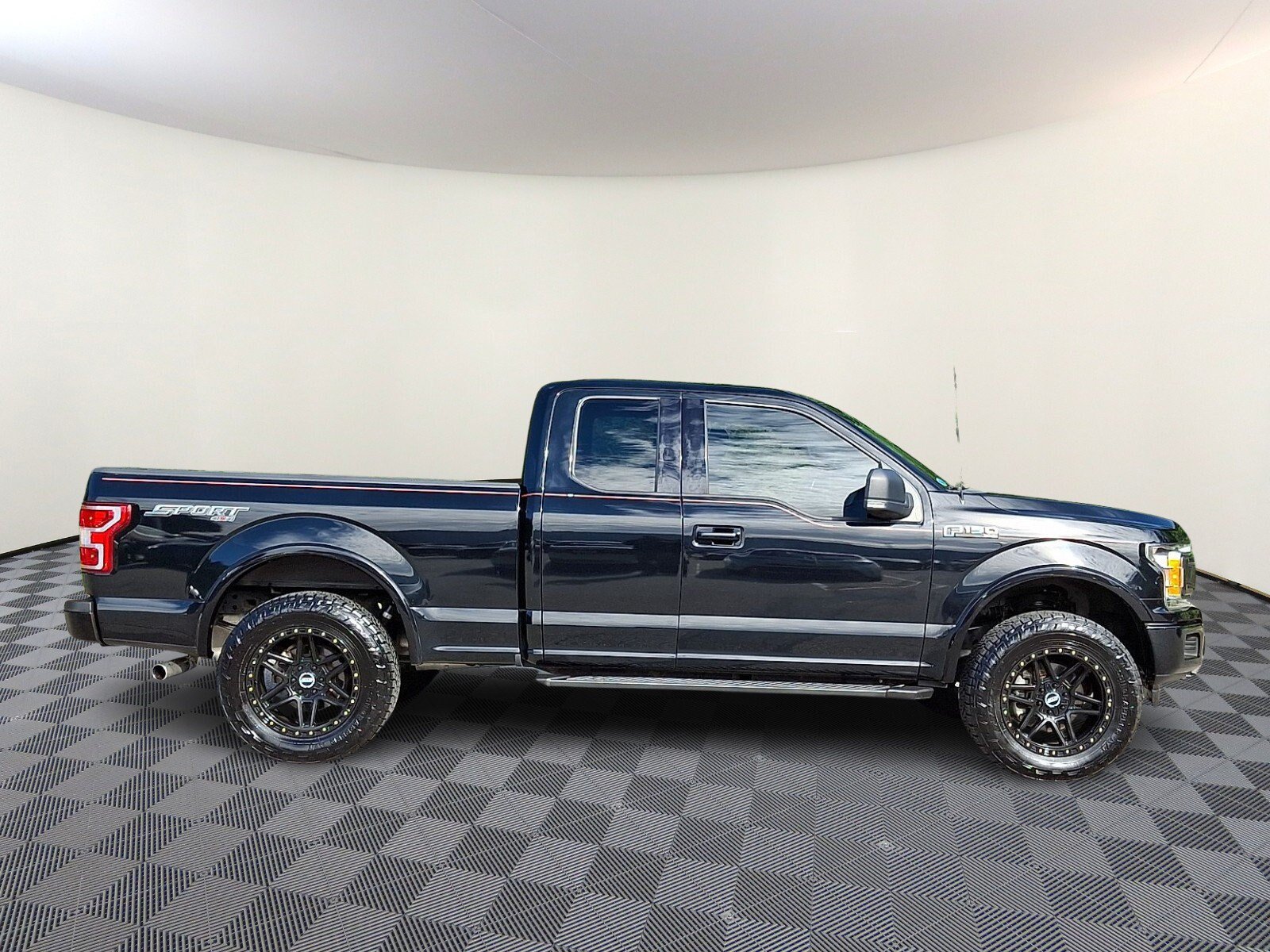 Used 2018 Ford F150 XLT w/ Equipment Group 302A Luxury AWD/4WD image 7