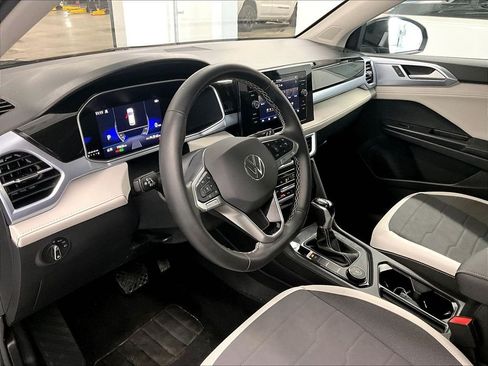 Used 2025 Volkswagen Taos SE AWD/4WD image 7