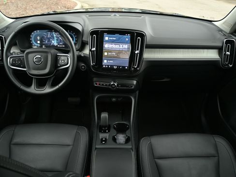 Used 2025 Volvo XC40 B5 Core image 3